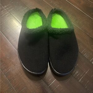 OOFOS Men's Black Slippers with Neon Green New without tagsOriginal price. $100